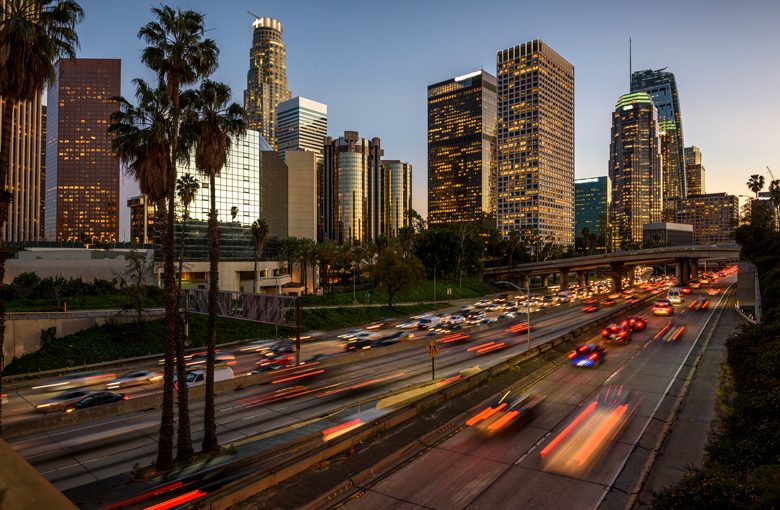 LA está revisando un plan para cobrar secciones de atascos de tráfico.