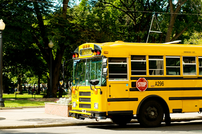 Estados Unidos pospone inicio de clases por falta de conductores de autobuses.