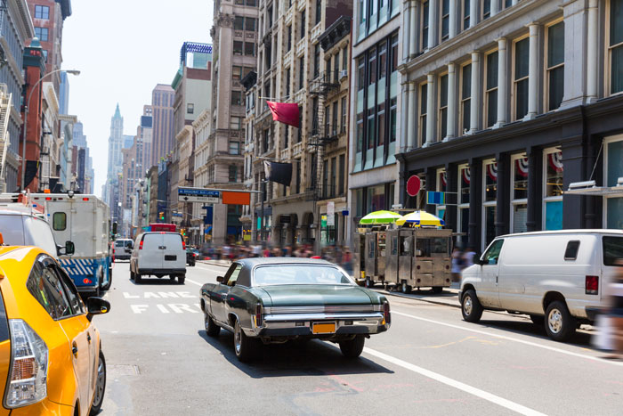 El límite de velocidad de los vehículos en la ciudad de Nueva York se redujo a 20 mph.