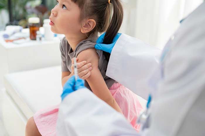 Orden ejecutiva de Trump reduce de 18 a 11 tipos de vacunas infantiles
