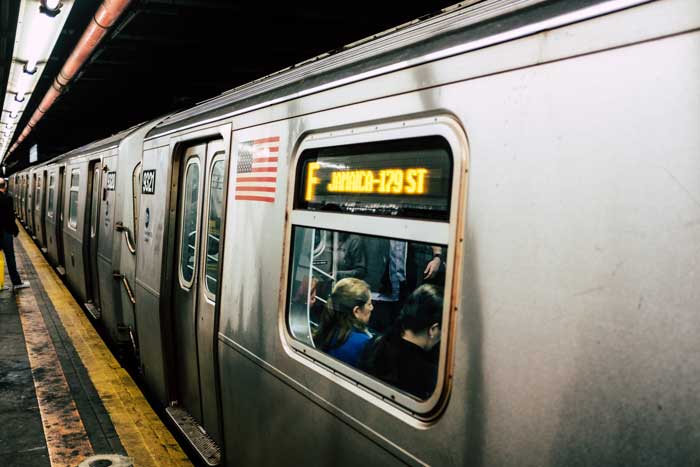 “La tasa de criminalidad disminuye un 61% en 4 años: el metro es más seguro”.